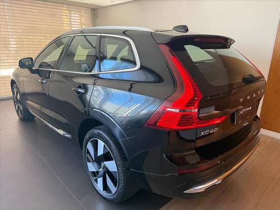 VOLVO-XC60-2024