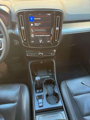 VOLVO-XC40-2020