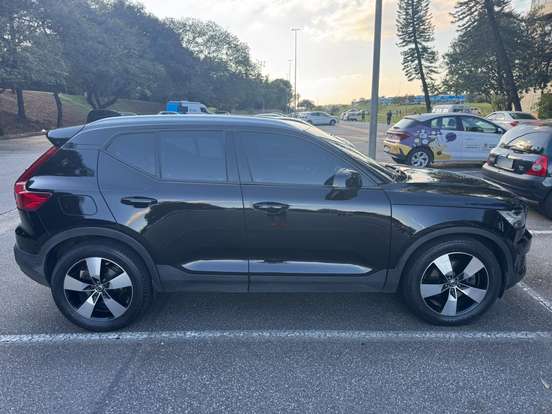VOLVO-XC40-2020
