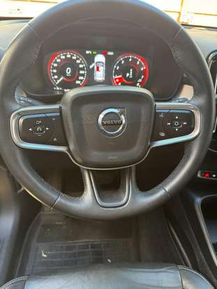 VOLVO-XC40-2020