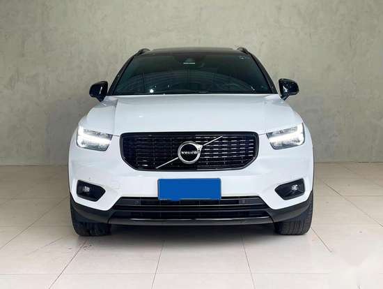 VOLVO-XC40-2018