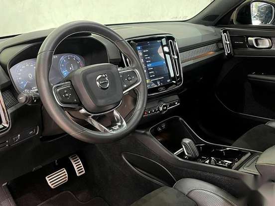 VOLVO-XC40-2018