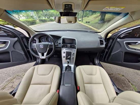 VOLVO-XC60-2017