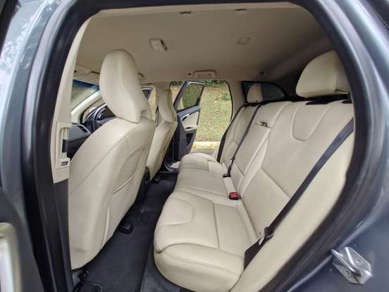 VOLVO-XC60-2017