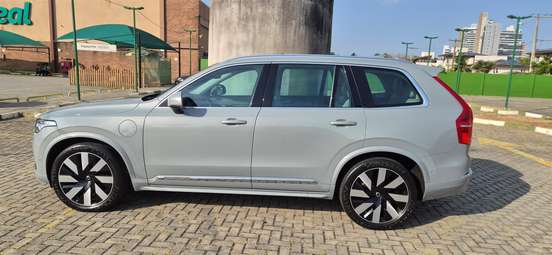 VOLVO-XC90-2023