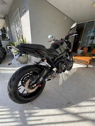 YAMAHA-MT-09-2021