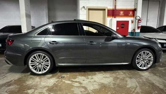 AUDI-A4-2022