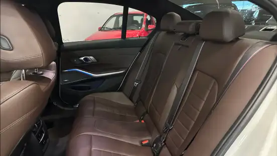 BMW-320i-2022