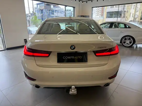 BMW-320i-2019
