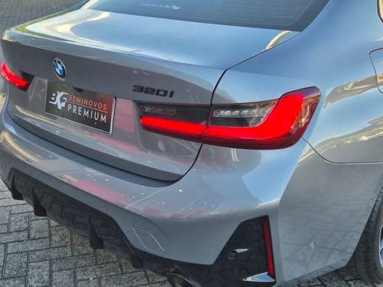 BMW-320i-2023