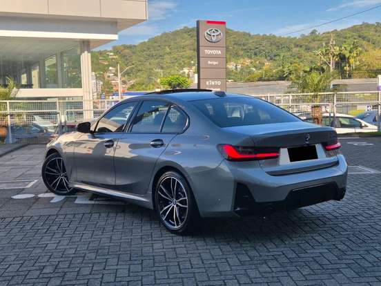 BMW-320i-2023