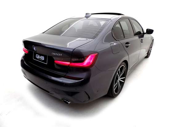 BMW-320i-2021
