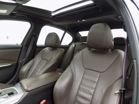 BMW-320i-2021