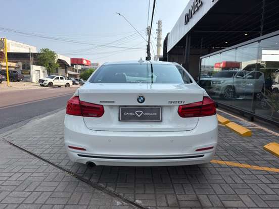 BMW-320i-2017