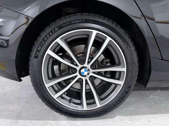 BMW-120i-2019
