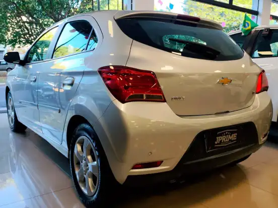 CHEVROLET-ONIX-1.4 MPFI LT 8V FLEX 4P AUTOMÁTICO CHEVROLET-ONIX-2018