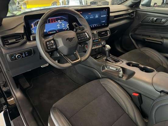FORD-MUSTANG-2025