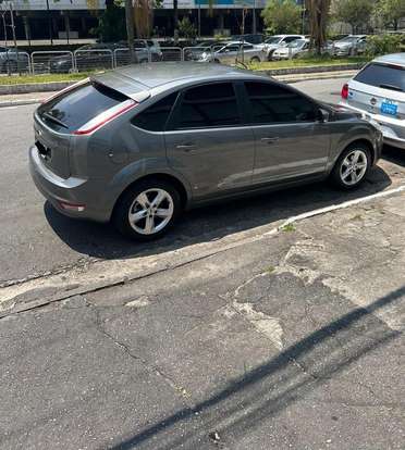 FORD-FOCUS-2010