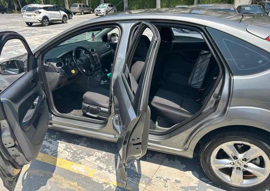 FORD-FOCUS-2010