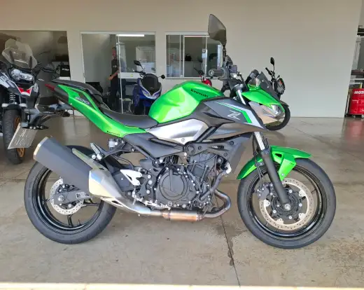 KAWASAKI-Z500-2025