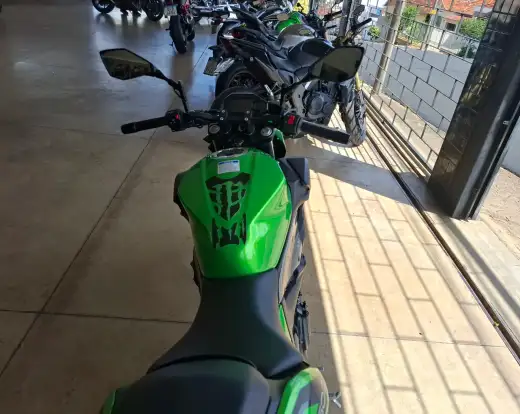 KAWASAKI-Z500-2025