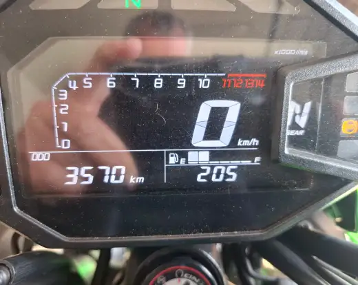 KAWASAKI-Z500-2025