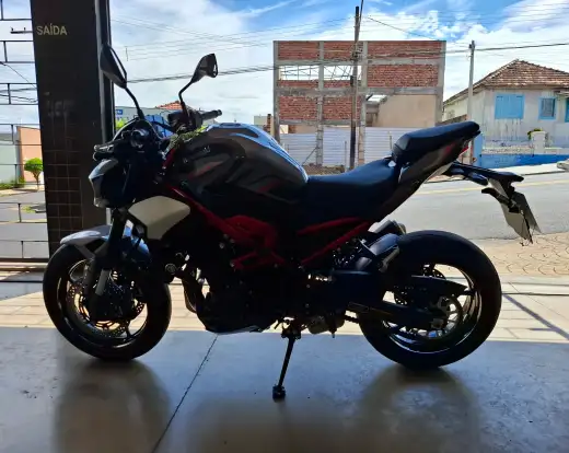 KAWASAKI-Z900-2025