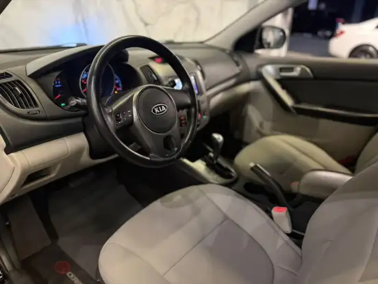 KIA-CERATO-1.6 EX SEDAN 16V GASOLINA 4P AUTOMÁTICO KIA-CERATO-2010