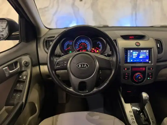 KIA-CERATO-1.6 EX SEDAN 16V GASOLINA 4P AUTOMÁTICO KIA-CERATO-2010