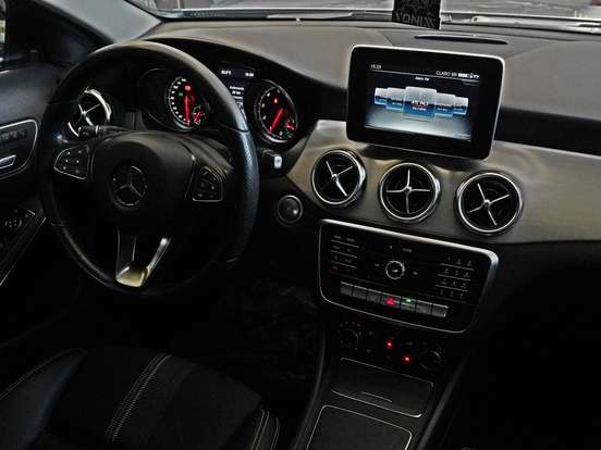 MERCEDES-BENZ-GLA 200-2018
