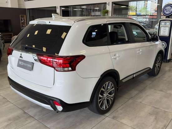 MITSUBISHI-OUTLANDER-2.0 COMFORT 16V GASOLINA 4P AUTOMÁTICO MITSUBISHI-OUTLANDER-2018