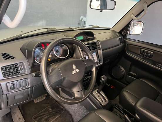 MITSUBISHI-PAJERO TR4-2011