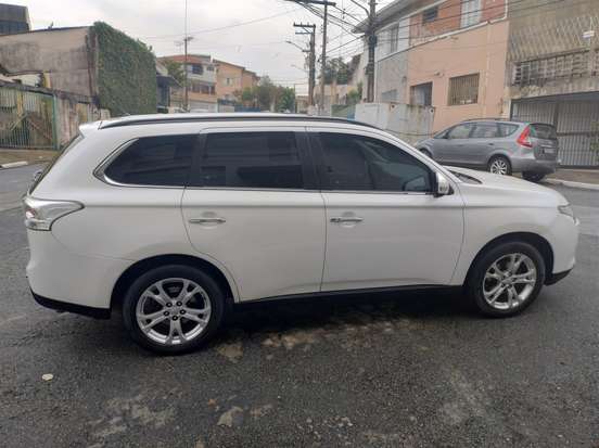 MITSUBISHI-OUTLANDER-2014