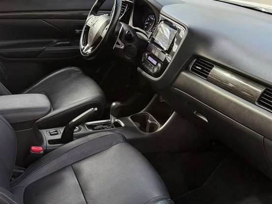 MITSUBISHI-OUTLANDER-3.0 GT 4X4 V6 24V GASOLINA 4P AUTOMÁTICO MITSUBISHI-OUTLANDER-2015