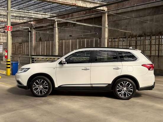 MITSUBISHI-OUTLANDER-3.0 GT 4X4 V6 24V GASOLINA 4P AUTOMÁTICO MITSUBISHI-OUTLANDER-2015