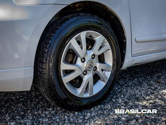 NISSAN-LIVINA-2012