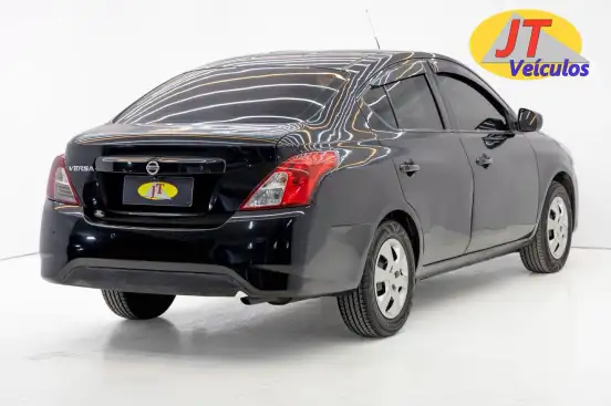 NISSAN-VERSA-2017