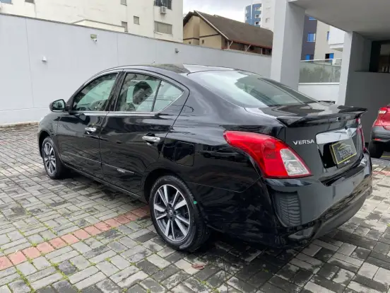 NISSAN-VERSA-2018
