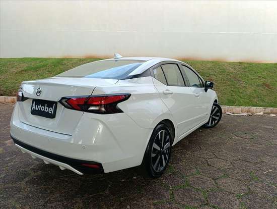 NISSAN-VERSA-2021