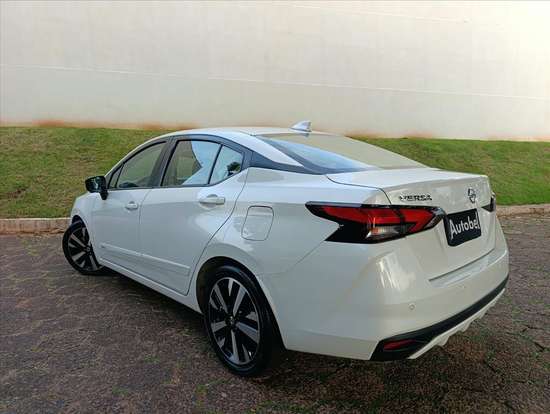 NISSAN-VERSA-2021