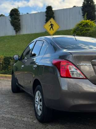 NISSAN-VERSA-2012