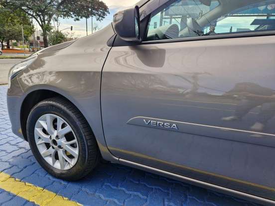 NISSAN-VERSA-2020