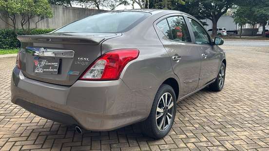 NISSAN-VERSA-2017