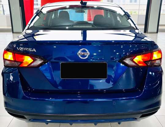 NISSAN-VERSA-2021