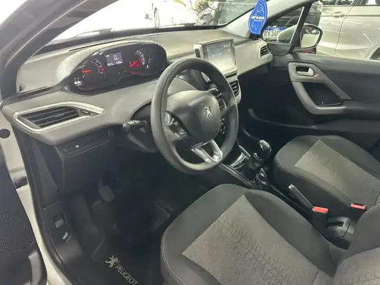 PEUGEOT-208-2017