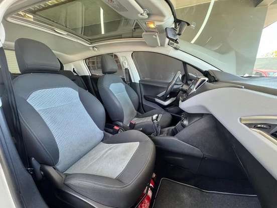 PEUGEOT-208-2013