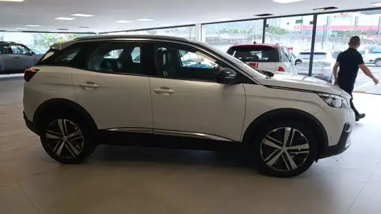 PEUGEOT-3008-2018
