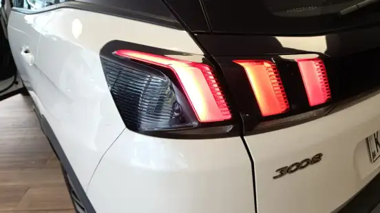 PEUGEOT-3008-2018