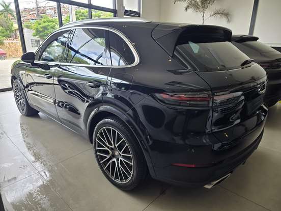 PORSCHE-CAYENNE-2021