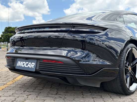 PORSCHE-TAYCAN-2022